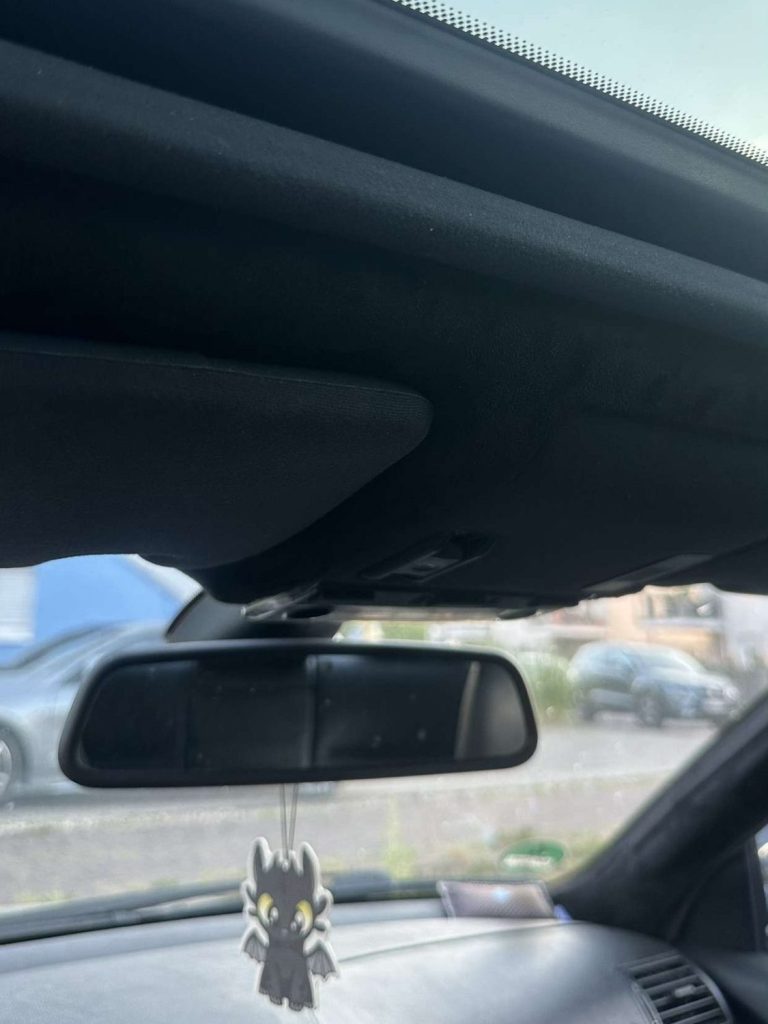 Ein mit Alcantara folierter Dachhimmel. Man sieht das gut verarbeitete Alcantara