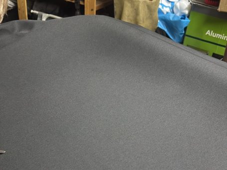 Blick durch das Autofenster man sieht die mit Alcantara C-Säule 