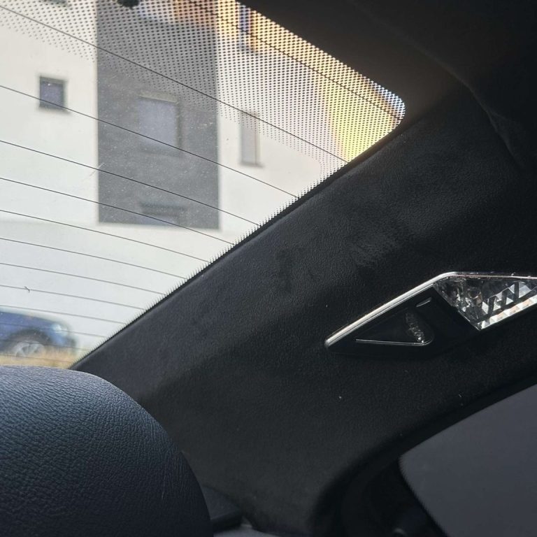 Blick durch das Autofenster man sieht die mit Alcantara C-Säule 