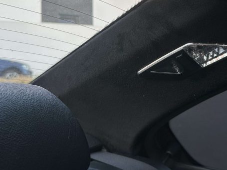Blick durch das Autofenster man sieht die mit Alcantara C-Säule 